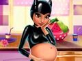 Cluiche Tá Catwoman ag iompar clainne  ar líne