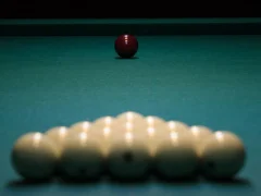 Cluiche 3d Billiard Piramid ar líne