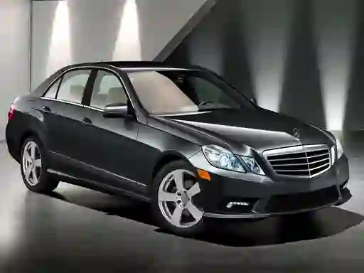 Cluiche E-Class Sedan Puzz ar líne