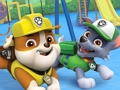 Cluiche PAW Patról: Ag Tógáil Clós Súgartha do na Coileáin  ar líne